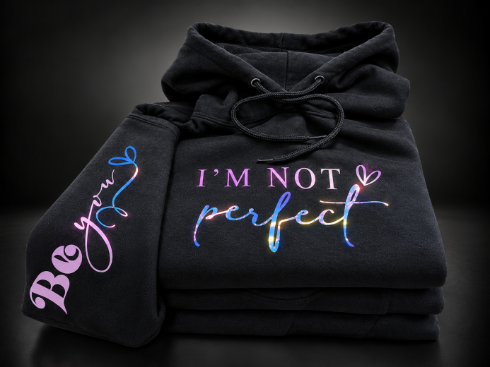 Hoodies Noirs Aux Messages Holographiques — réalisation L’Atelier 13, St-Hyacinthe